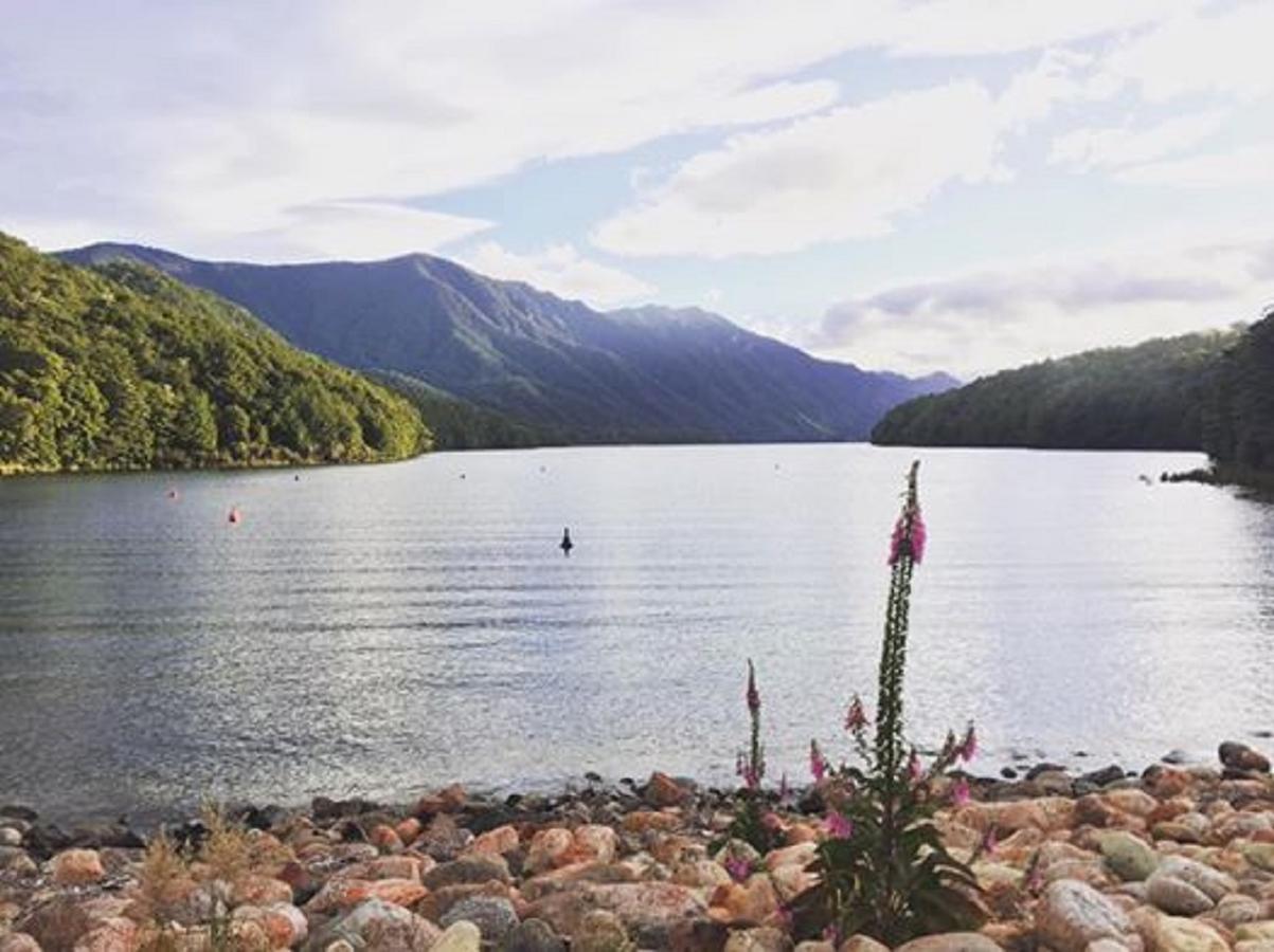 Mountains Edge Cabins Monowai Buitenkant foto