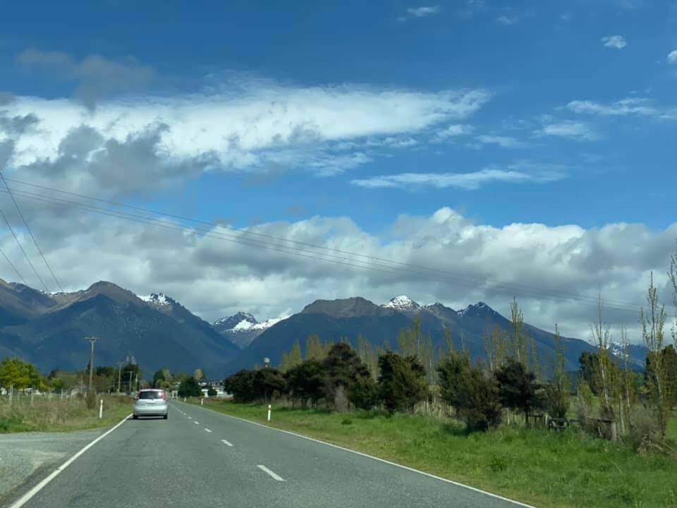 Mountains Edge Cabins Monowai Buitenkant foto